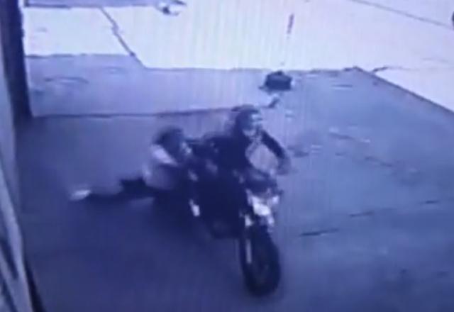 Mulher é arrastada por motoqueiro durante assalto no Rio de Janeiro