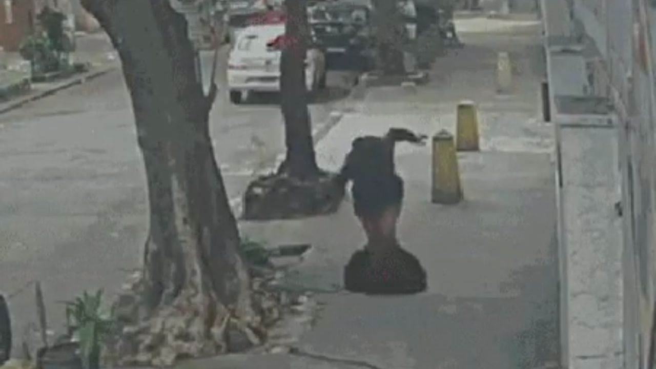 Imagem da notícia: Mulher cai em bueiro após tampa ser deixada solta no RJ Imagem da notícia: Mulher cai em bueiro após tampa ser deixada solta no RJ