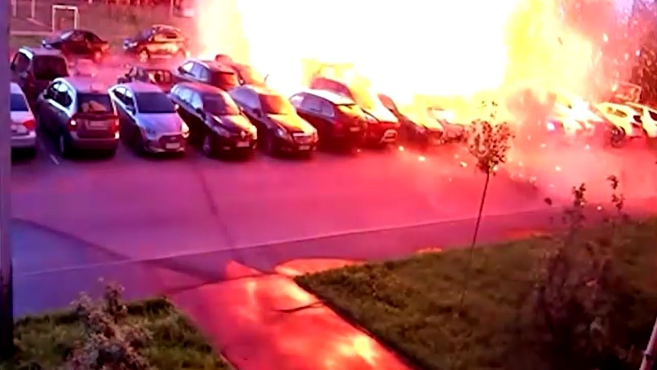 Imagem da notícia: VÍDEO: Mulher escapa de explosão durante ataque a Ucrânia Imagem da notícia: VÍDEO: Mulher escapa de explosão durante ataque a Ucrânia