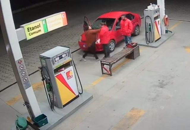 Mulher flagrada agredindo frentista em posto de gasolina