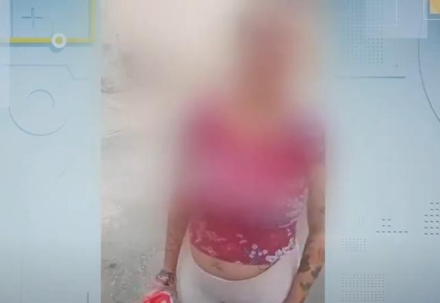 Mulher grávida de camiseta rosa