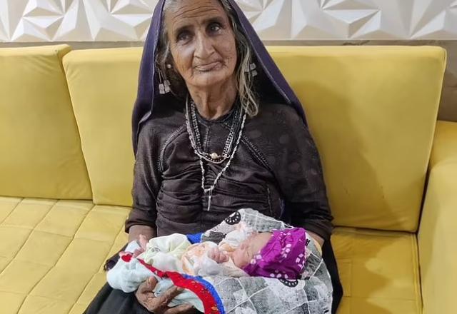 Mulher indiana segura filho recém-nascido