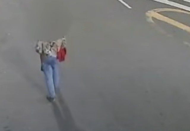 Mulher toma banho após invadir e roubar residência em SP