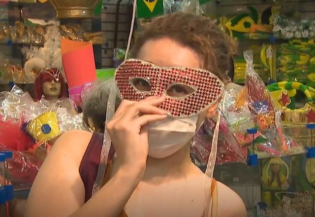 Mulher jovem e branca usando uma máscara de fantasia