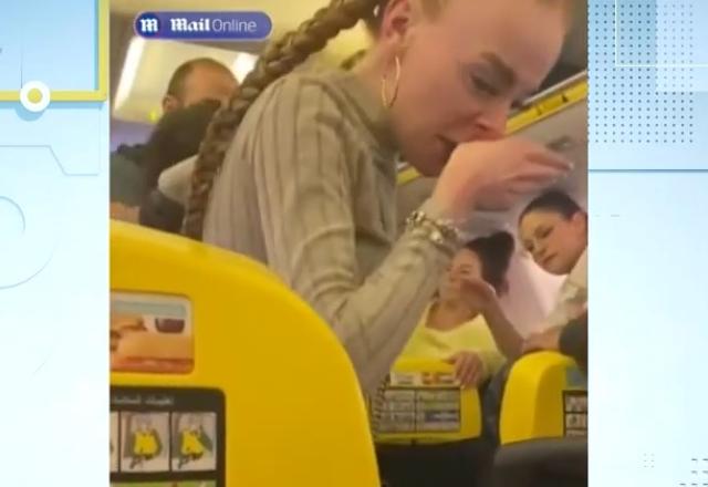 Mulher loira com a mão no nariz sangrando