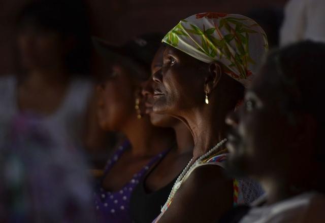 Mulher negra de perfil com pano na cabeça