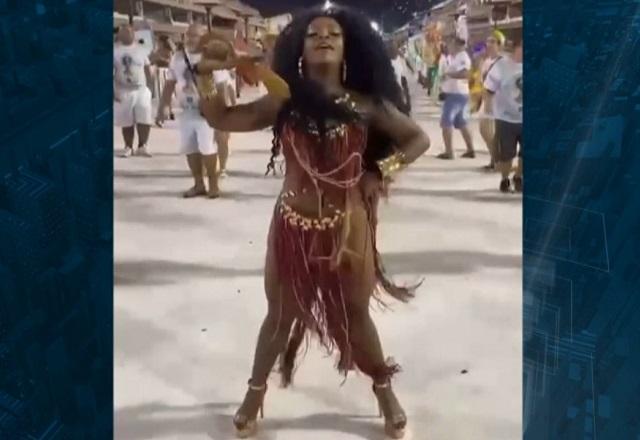 Mulher negra durante ensaio técnico na Marquês de Sapucaí
