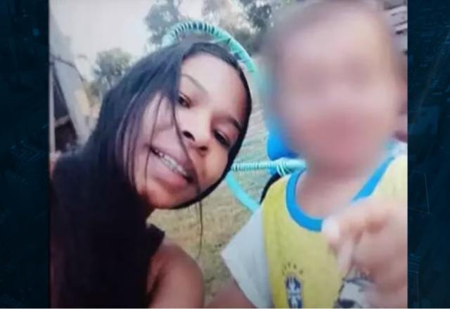Mulher negra sorrindo com criança com imagem desfocada para não identificação