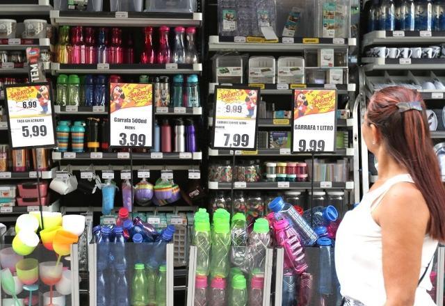 Mulher observa produtos em loja (Agência Brasil)