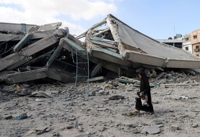 Mulher palestina caminha em meio a escombros após ataque israelense na Cidade de Gaza | 1º/10/2025/Reuters/Ebrahim Hajjaj