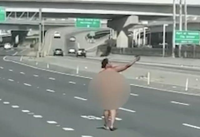Mulher pelada atira em carros na Califórnia