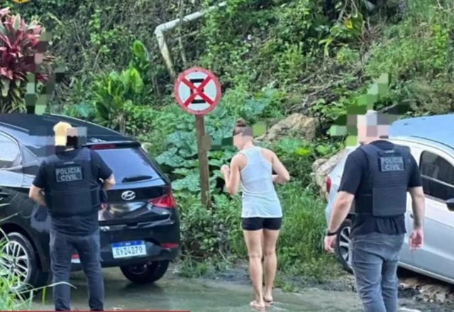 Momento em que stalker é detida | Foto: PCSC