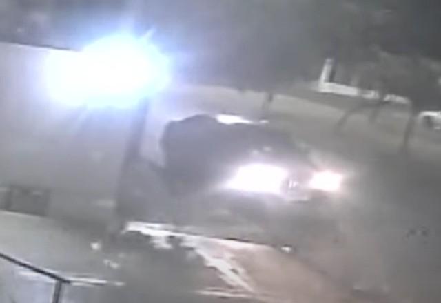 Mulher escapa de tentativa de sequestro pulando de carro em movimento