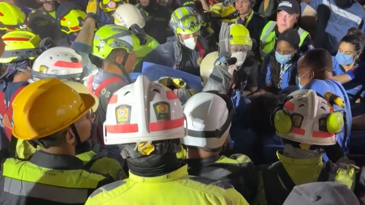 Imagem da notícia: Mulher é resgatada após 36 horas sob escombros na Colômbia