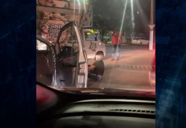 Mulher se deita na frente de veículo de homem que tentou furar fila em posto de gasolina após aumento