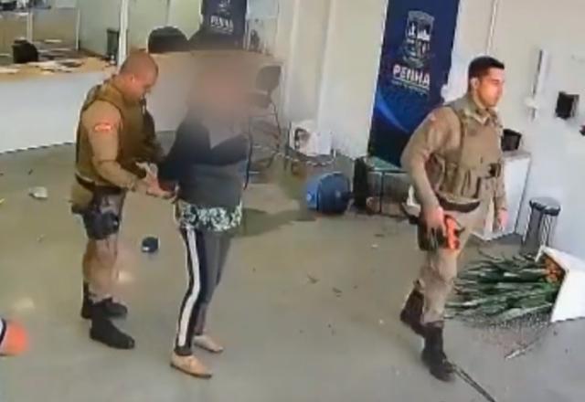 Mulher sendo detida por policiais dentro de farmácia popular