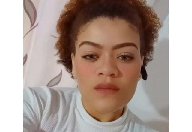 Mulher séria usando blusa branca