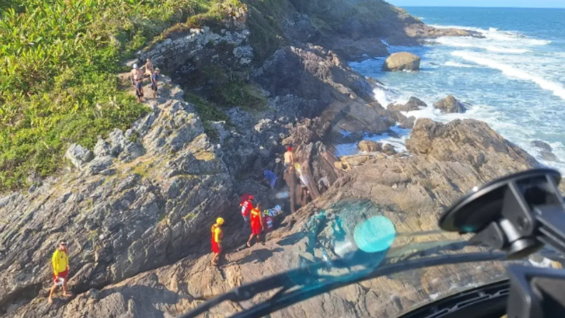 Vítima caiu no costão da praia de Itaguaçu, em São Francisco do Sul (SC) | Reprodução/Águia 01