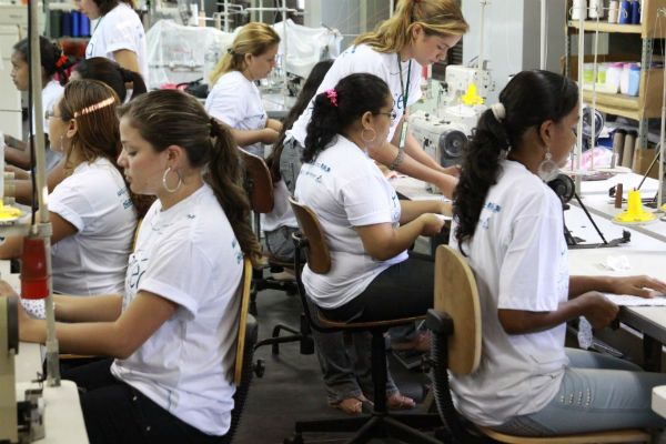 Mulher trabalha 5,4 anos a mais do que homem, diz estudo