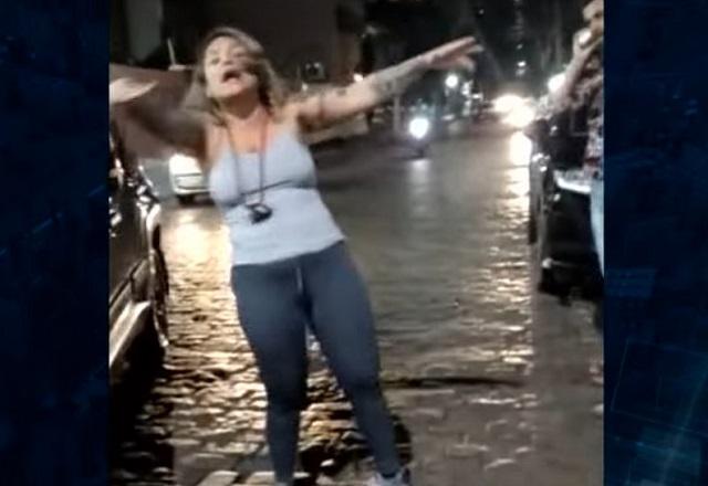 Mulher visivelmente embriagada discute com pedestres após acidente em rua de Campinas (SP)