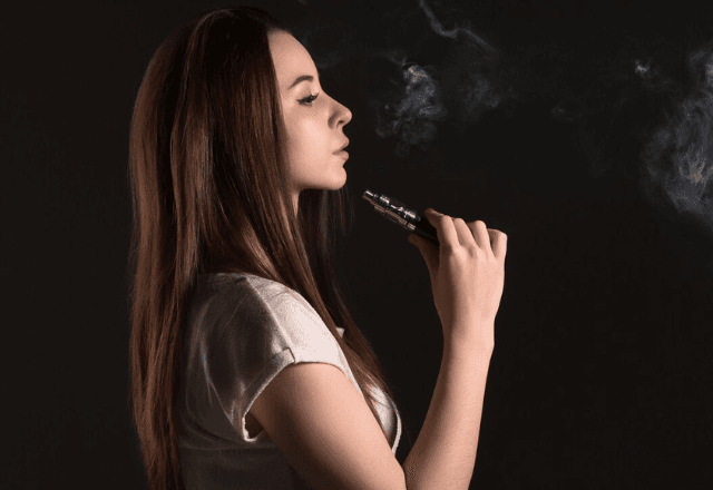 Mulheres grávidas também fumam mais cigarro eletrônico do que as não gestantes | Freepik