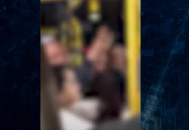 Mulheres se agredindo dentro de uma lotação