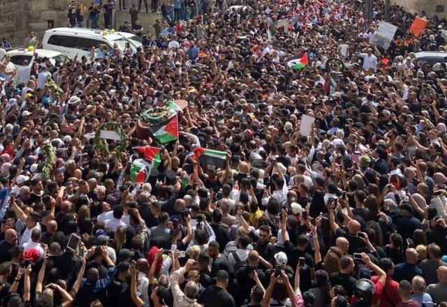 Multidão acompanha funeral de Shireen Abu Akleh