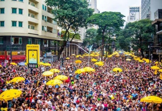 Multidão curte carnaval de rua