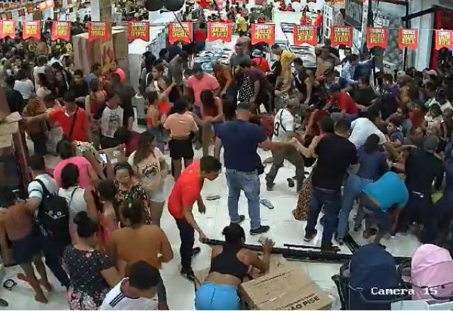 Multidão dentro de uma loja