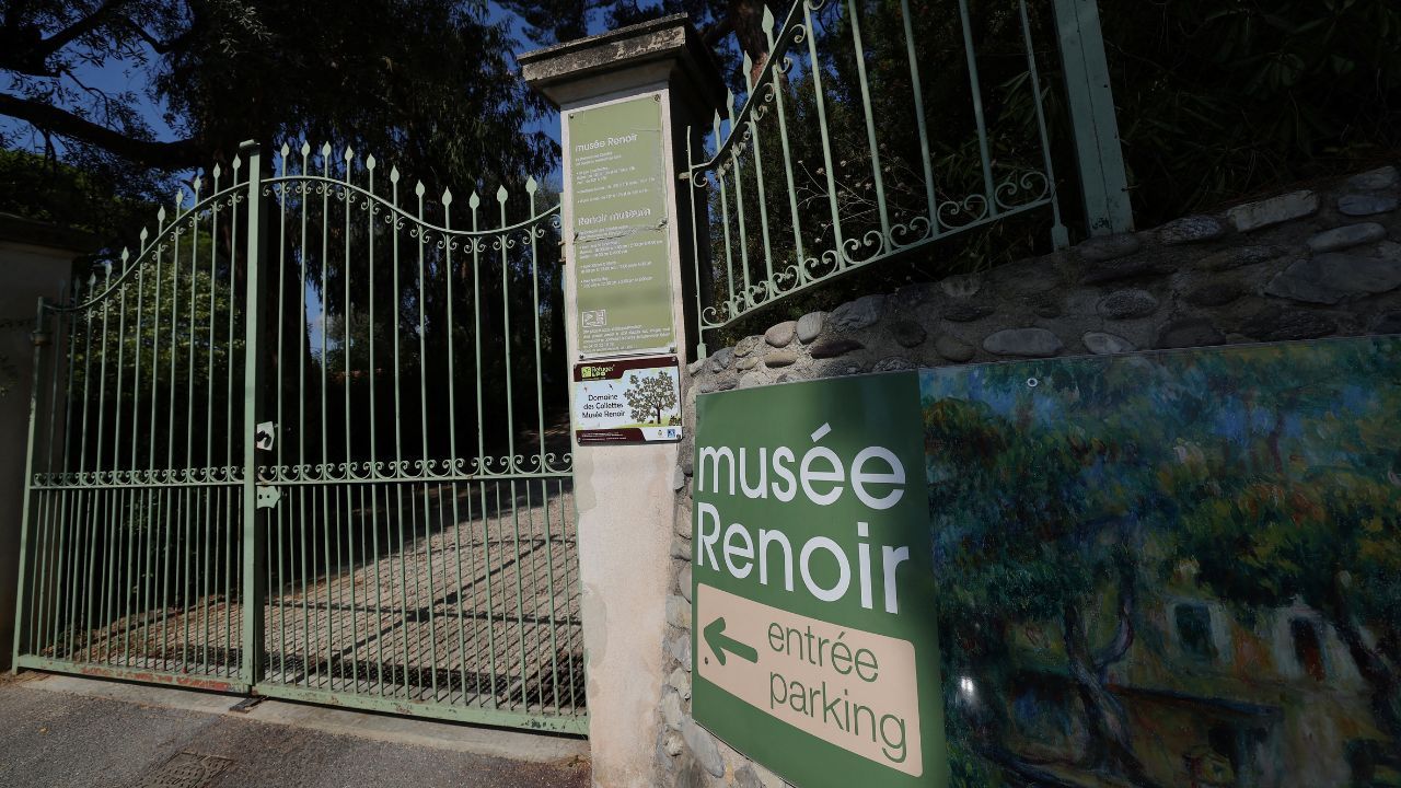 Placa indica entrada do museu Renoir, em Cagnes-sur-Mer, na Riviera Francesa | Manon Cruz/Reuters