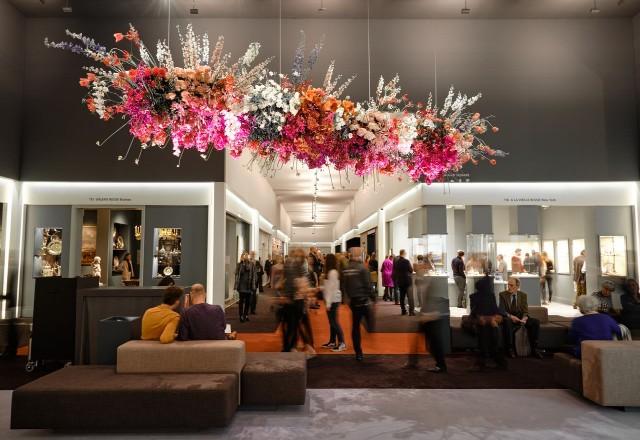 Museu tem lustre rosa chamativo e multidão