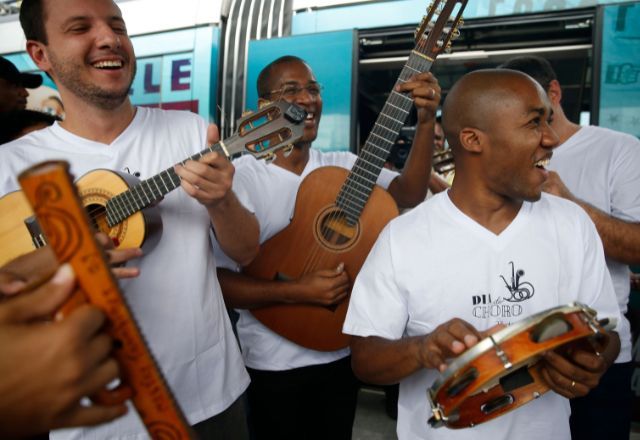 Conjunto toca choro em VLT no Rio de Janeiro. Foto: Tânia Rêgo/Agência Brasil