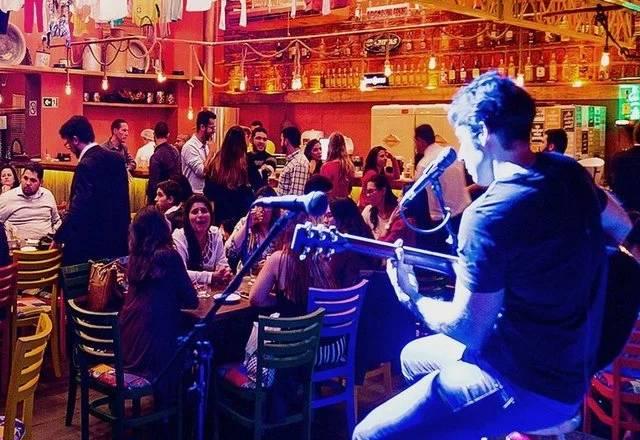 Música ao vivo em bar pré-pandemia - Foto reprodução facebook