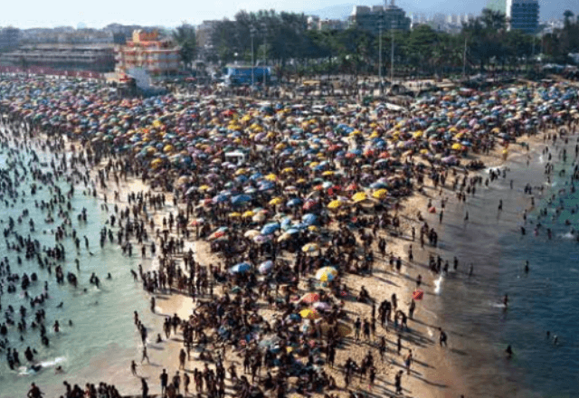 Banhistas lotam praia durante calor intenso | Fapesp