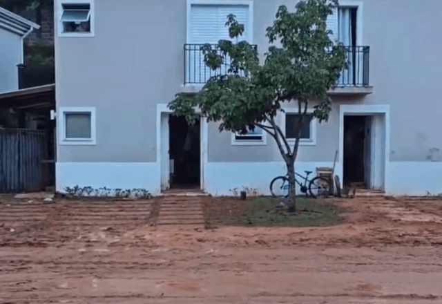 Condomínio em Cotia, na Grande SP foi invadido por lama durante chuva neste domingo (2) | Reprodução