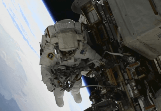 Suni Williams caminha do lado de fora da estação espacial | Nasa