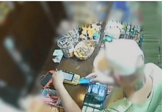Criminoso usando cartão de crédito roubado | Reprodução/Tá na Hora