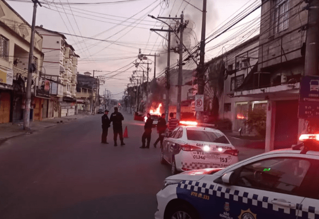 Viatura incendiada no RJ | Reprodução/SBT Brasil
