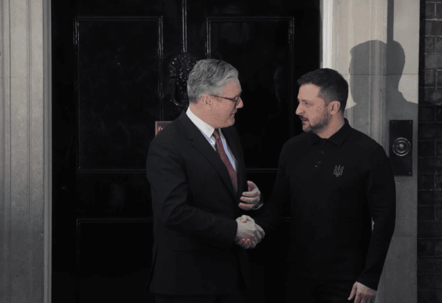 Primeiro-ministro britânico abraça Zelensky e declara apoio à Ucrânia contra a Rússia
