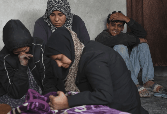 Palestinos choram pela morte de parentes em Gaza | Jehad Alshrafi - AP
