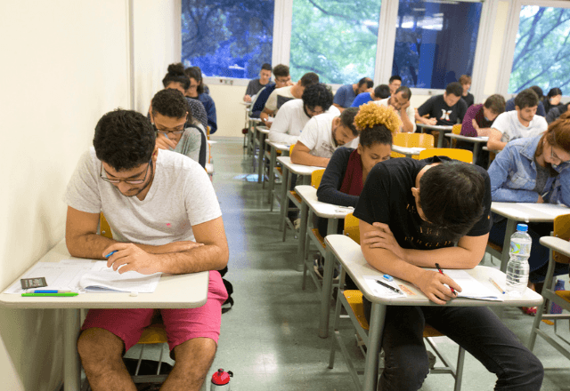 Pessoas prestando vestibular | Reprodução/Marcos Santos/USP Imagens