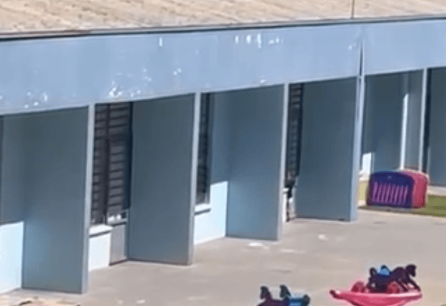 Menino de dois anos é esquecido do lado de fora de prédio em creche | Reprodução