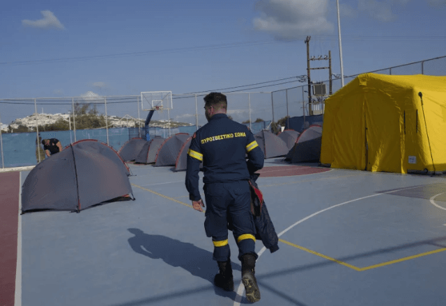 Bombeiros montam área de apoio em Santorini, na Grécia | AP