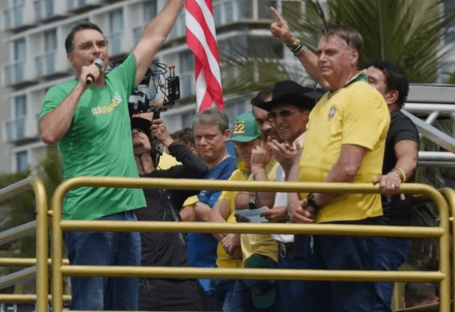 Flávio e Jairo Bolsonaro em manifestação no Rio | Reprodução