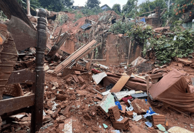 Chuva destrói casas em Minas Gerais | EM