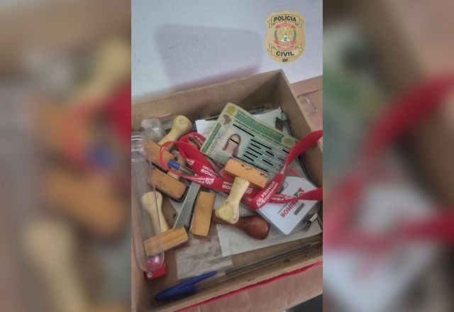 Na operação, policiais encontraram materiais falsificados, um celular produto de roubo e uma arma de fogo | Divulgação/PCDF