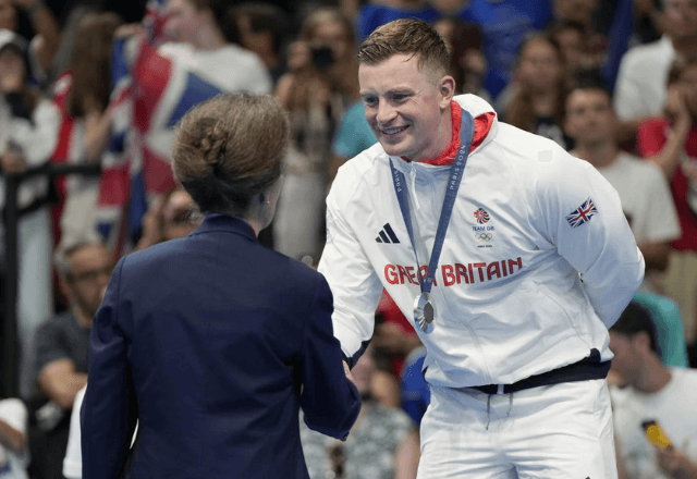 Bicampeão olímpico na prova, Peaty perdeu por pouco o terceiro ouro consecutivo, chegando apenas dois centésimos de segundo atrás do vencedor, o italiano Nicolo Martinenghi | Matthias Schrader / AP