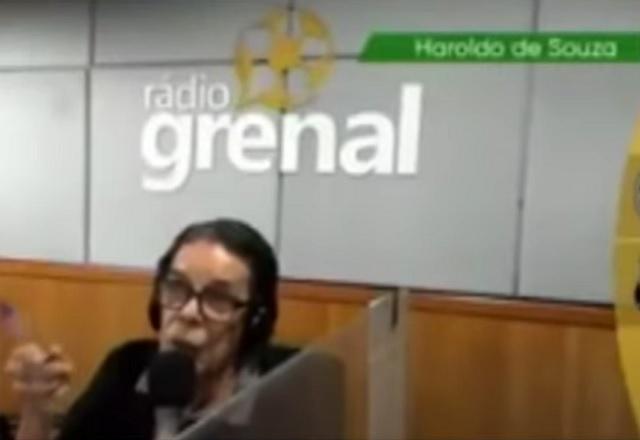 Narrador Haroldo de Souza, em transmissão pela Rádio GreNal