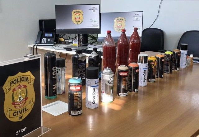 Nas buscas, policiais apreenderam celulares, tintas, sprays, anotações e materiais utilizados em pichações | Divulgação/PCDF