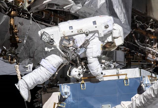 Astronauta trabalhando no espaço (Divulgação/Nasa)